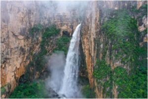 Turista reveló que la “cascada” más alta de China en realidad está alimentada con agua que sale de unas tuberías (+Video)