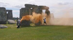 Un grupo ecologista Just Stop Oil rocía pintura el monumento de Stonehenge