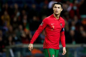 Un niño burló la seguridad de un estadio de la Euro para tomarse una selfie con Cristiano Ronaldo: así quedó la foto