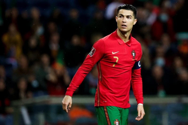 Un niño burló la seguridad de un estadio de la Euro para tomarse una selfie con Cristiano Ronaldo: así quedó la foto