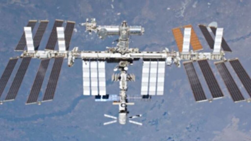 Un satélite ruso se rompe en el espacio, deja escombros y hace refugiar a astronautas de EEI