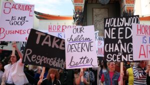 Un sindicato de trabajadores de Hollywood llega a un acuerdo salarial y sobre la IA con estudios