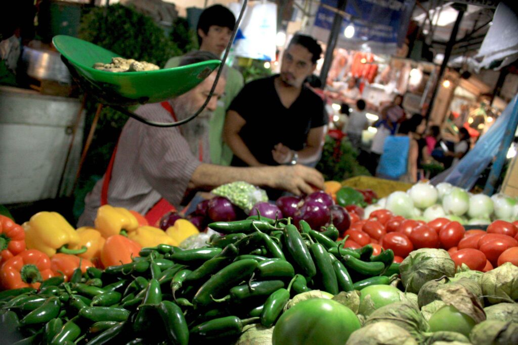 Un venezolano necesita 109 dólares al mes para cubrir gastos de alimentos, según Cendas-FVM