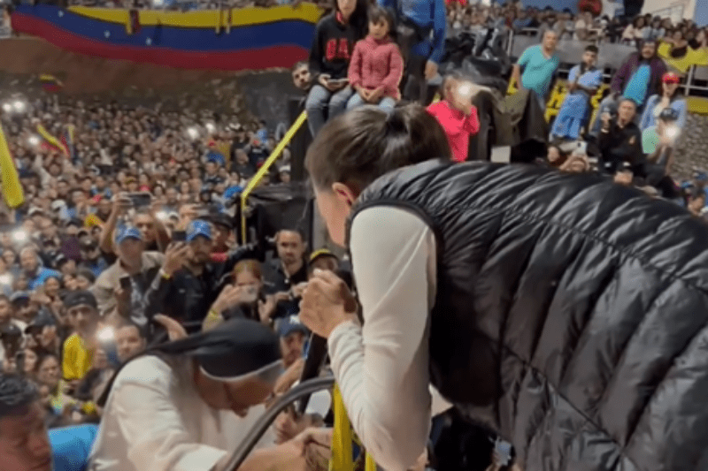Una monja subió a la tarima en Mérida para bendecir a María Corina Machado (+Video)