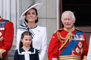 Una sonriente Kate reaparece en público mientras sigue su lucha contra el cáncer