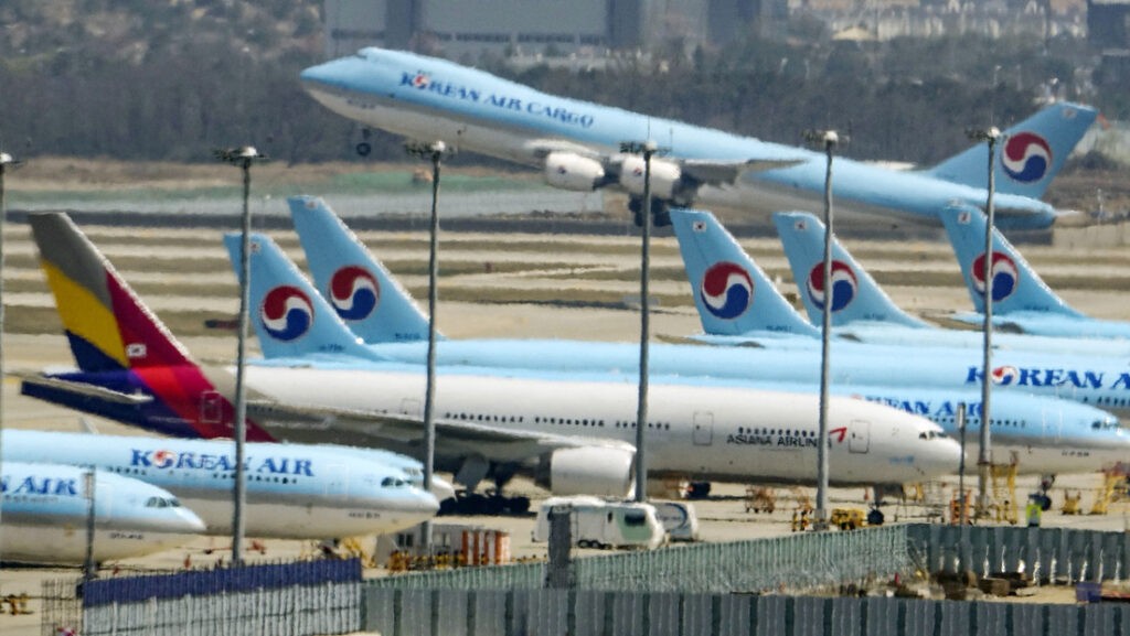 Varios pasajeros son hospitalizados tras descenso abrupto de avión - AlbertoNews