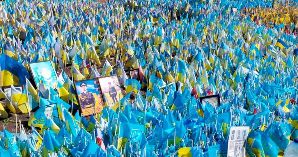Veinte años después de la Revolución Naranja, Ucrania aún sueña con la Unión Europea y los muertos se cuentan de a miles