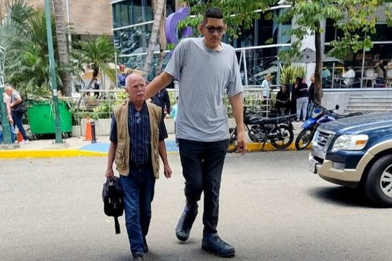 Venezolano con los pies más grandes del mundo se presentará en circo colombiano para obtener recursos