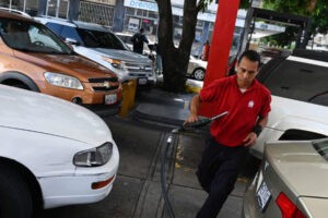 Venezuela implementará sistema de citas para reducir colas en estaciones que venden gasolina subsidiada