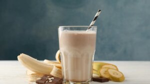 cómo hacer un batido de plátano, avena y cacao por menos de tres euros