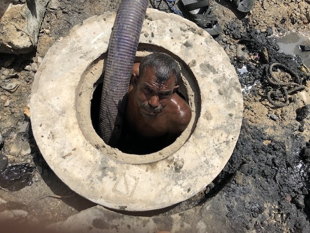 la vida de los trabajadores del alcantarillado en Pakistán