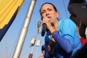 promesas, denuncias de conspiración y amenazas