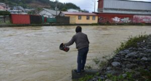 un muerto y miles de damnificados