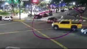 ¡Imprude al volante: joven se pasa semáforo y arrolla a dos personas en Altamira (+Vídeo)