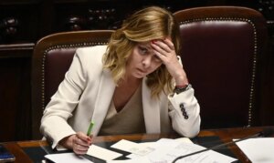 ¿Dónde ponemos a Giorgia Meloni? ¿Dentro o fuera?