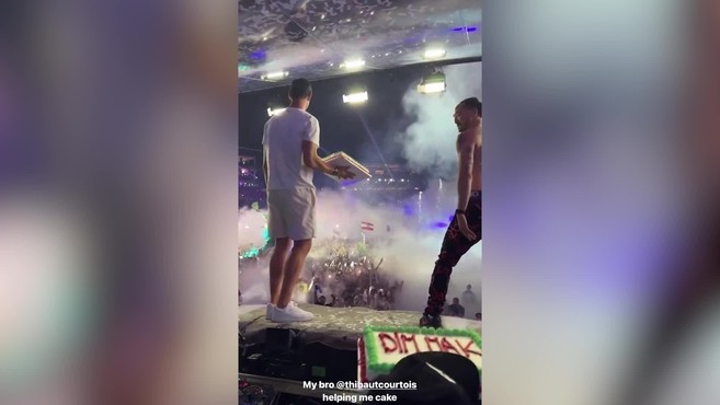 ¡Como nunca lo habías visto! Courtois lanza una tarta al público junto a Steve Aoki en Tomorrowland
