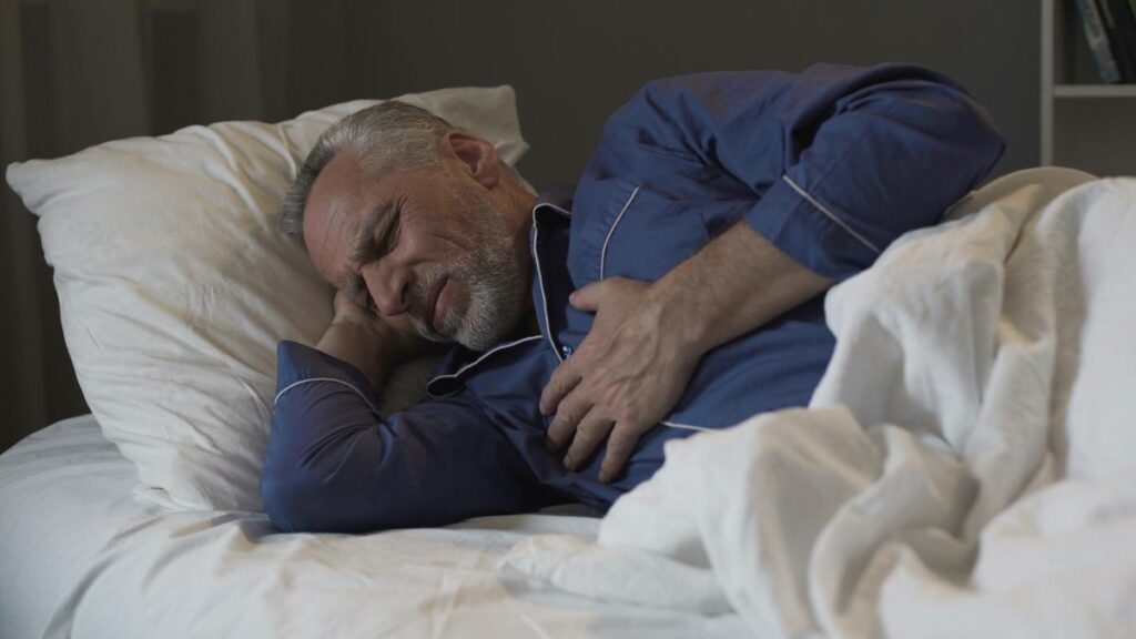 ¿Dormir del lado derecho o izquierdo afecta el corazón? Esto dice un estudio