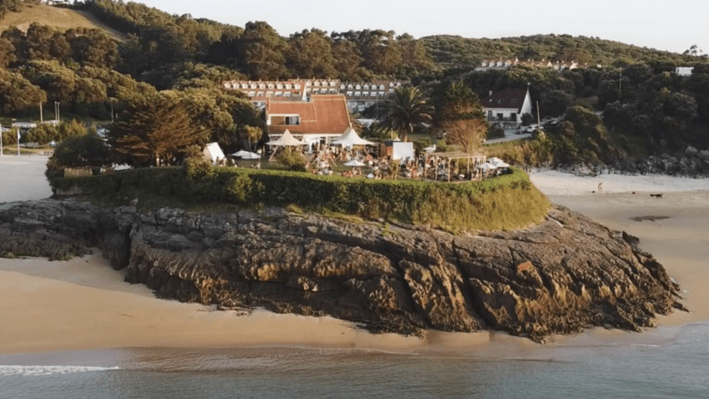 vistas al mar Cantábrico, buena gastronomía y cerca de la playa