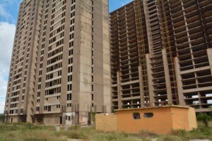 Hombre cayó al vacío mientras dormía en las famosas Torres del Sisal