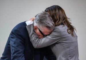 Alec Baldwin rompe a llorar tras desestimarse el juicio por homicidio involuntario