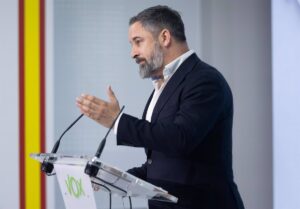 Abascal replica a Feijóo que pacte "con Sánchez los gobiernos autonómicos" si acuerda el reparto de menores migrantes