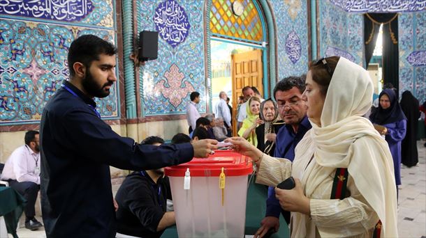 Abren los colegios electorales en la segunda vuelta de las presidenciales de Irán