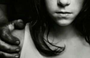 Abusó sexualmente de dos adolescentes a cambio de dinero y comida