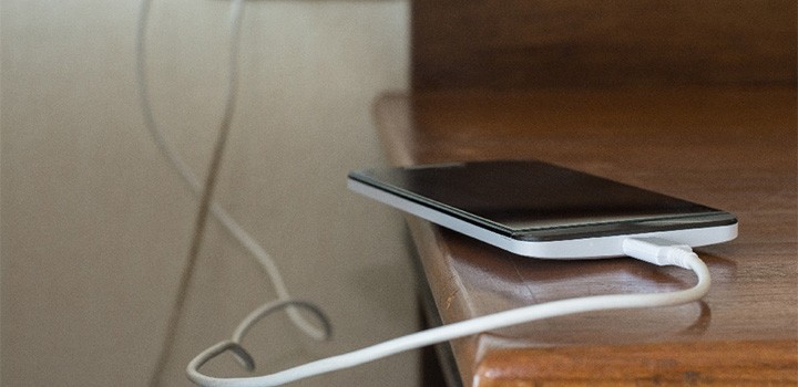 Adolescente sufre quemaduras tras electrocutarse mientras cargaba su celular en Falcón