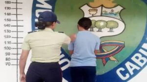 Adolescente y su novio amenazaron a 4 profesores para que le pasaran las materias