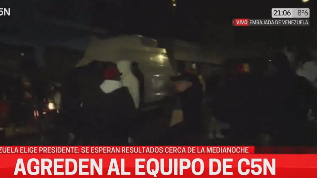 Agredieron a un móvil de C5N en las afueras de la Embajada de Venezuela