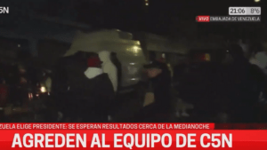Agredieron a un móvil de C5N en las afueras de la Embajada de Venezuela