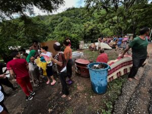 Al menos 200 empresas cerraron por las inundaciones en Sucre