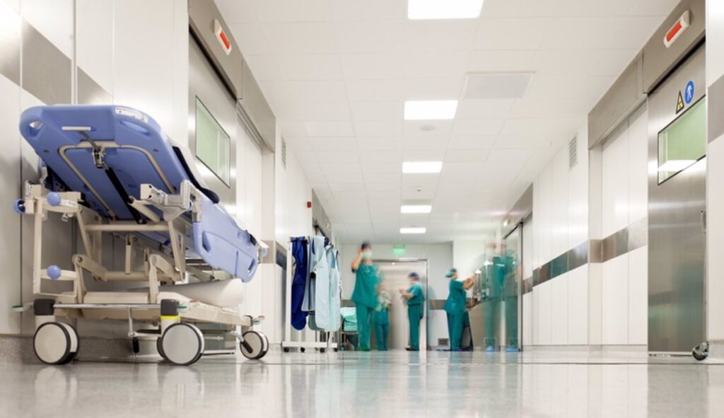 Alargar el alta en hospitales de agudos por falta de recursos sociales amenaza el sistema sanitario