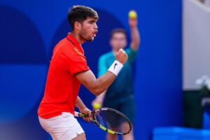 Alcaraz barre a Safiulin y llega a cuartos de final en Paris 2024