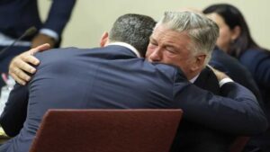 Alec Baldwin sale libre de corte de Santa Fe tras desestimación del caso 'Rust'