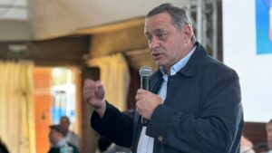 Álvaro Delgado acusó al Frente Amplio de esconder a Yamandú Orsi