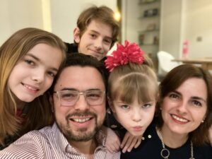 Antonio Ecarri, el candidato que ofrece «un camino seguro» y «educación de alto nivel»