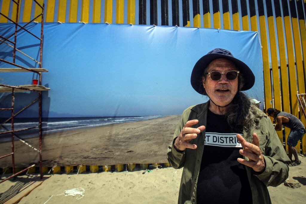 Artista de EE.UU. coloca una foto monumental en el muro con México para "borrar" la frontera