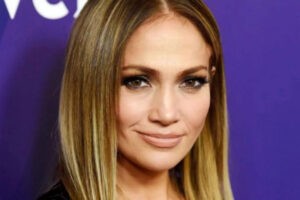 Aseguran que JLO está presentando problemas económicos y que viajó a Europa en clase económica
