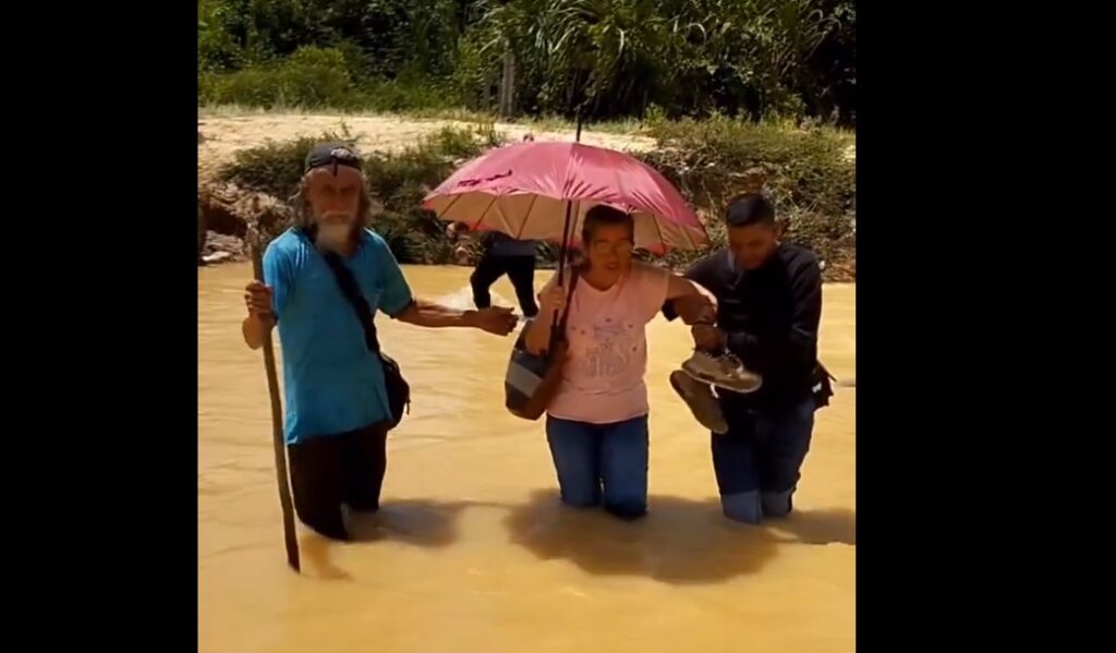 Así cruza la gente el río “Nulita” tras caída del puente