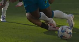 Audio del VAR Colombia vs. Brasil ratifica que si hubo penal de Muñoz a Vinicius