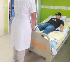 Bajos sueldos aceleran estampida de enfermeros