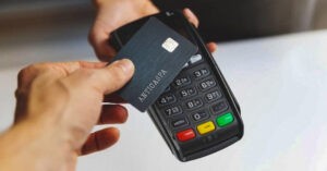 Banco lanza tarjeta anti caspa para cuidar el pelo de las cajeras