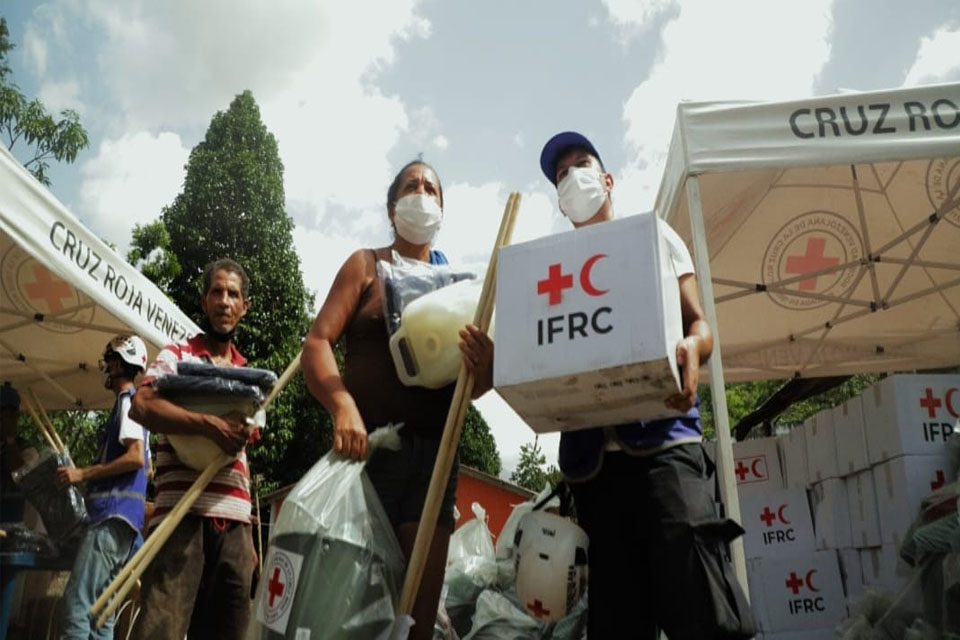 Banesco y la Cruz Roja instalan planta de agua en Cumanacoa