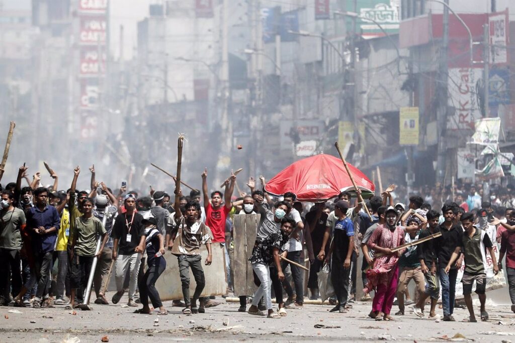 Bangladesh atraviesa las peores protestas de los últimos años en medio de un toque de queda y un 'apagón' digital
