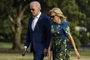 Biden afirma en una carta a los congresistas demócratas que permanecerá en la carrera presidencial