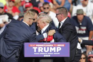 Biden condena el atentado contra Trump y se alegra de que esté "bien"