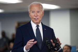 Biden dice que se replanteará su candidatura presidencial si un médico le diagnostica alguna enfermedad