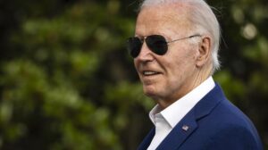 Biden envía una carta a los representantes demócratas para insistir en que seguirá en la carrera presidencial
