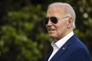 Biden insiste en carta a demócratas que seguirá en la contienda contra Trump